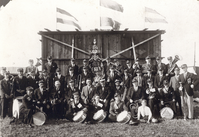 886159 Groepsportret met de leden van de muziekvereniging van de N.V. de Koninklijke Nederlandsche Lood- en ...